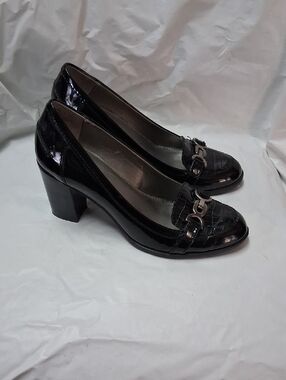 Bandolino Shimmery Black Patent Mid-Heel Loafers with Chain Accent Sz 9 Preowned